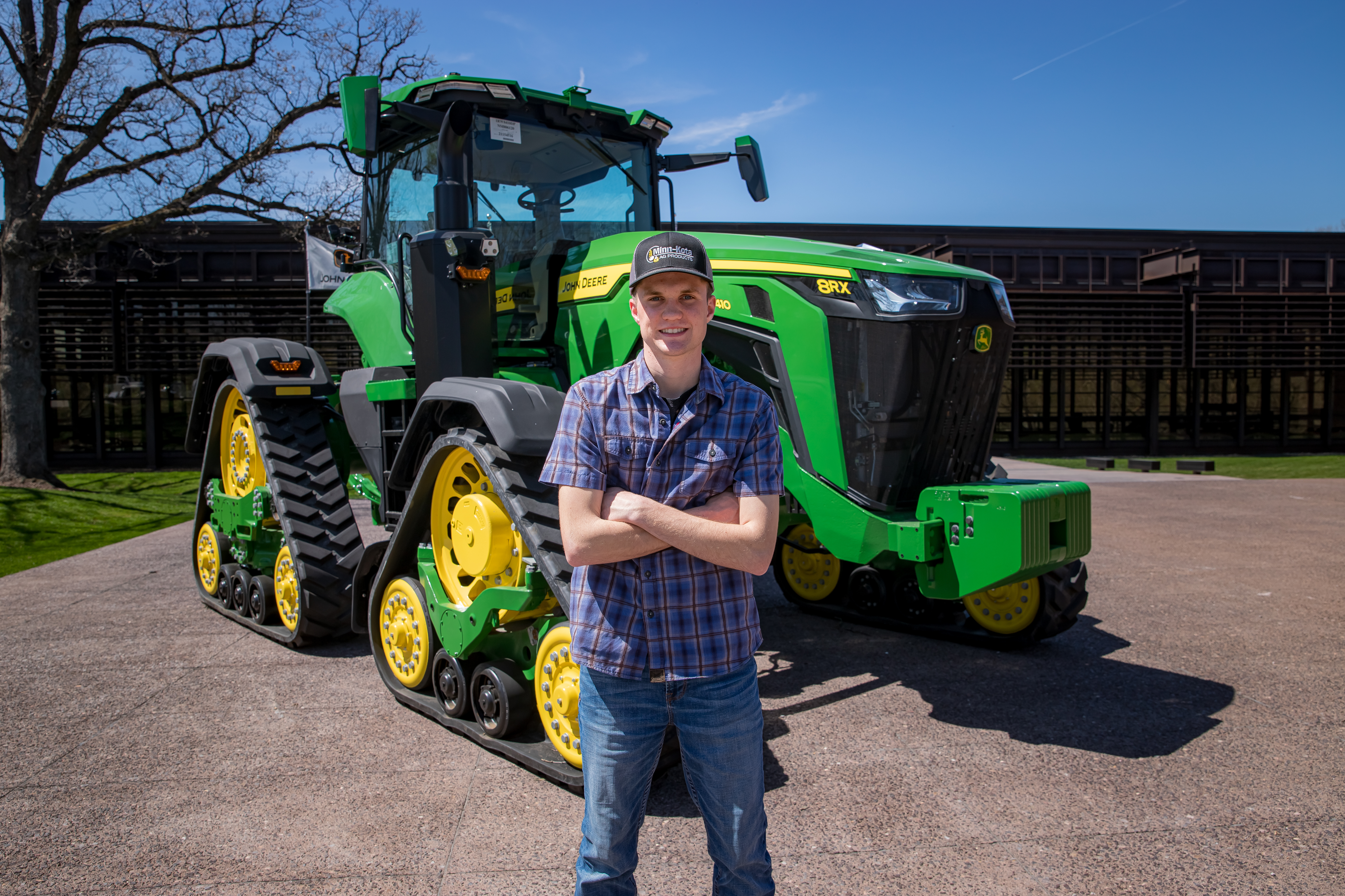 John Deere CEO sees story, gives Breckenridge teen VIP tour of Illinois headquarters - Vimarsana News