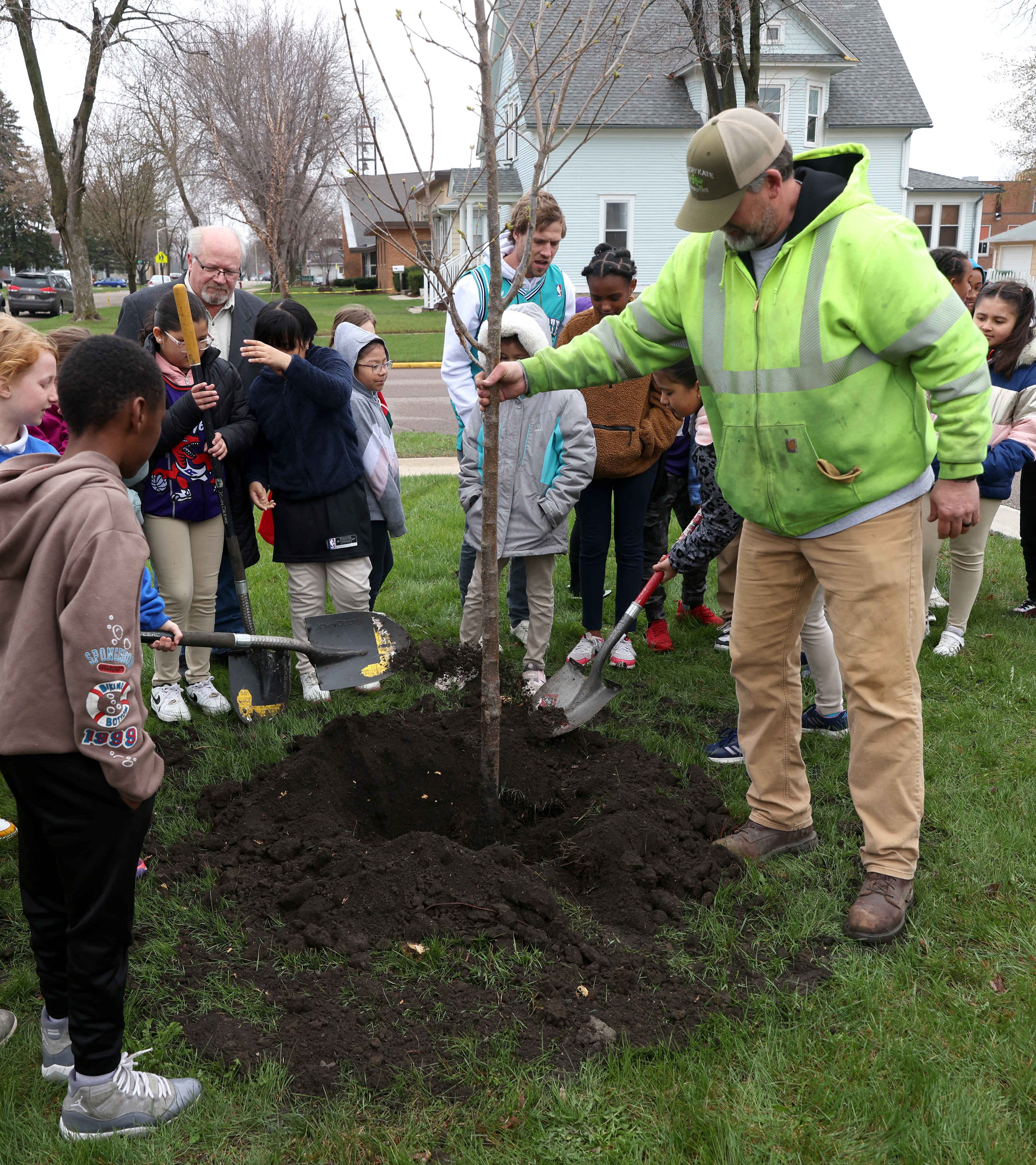St. Mary's students celebrate Arbor Day, plant tree at Memorial Auditorium - Vimarsana News