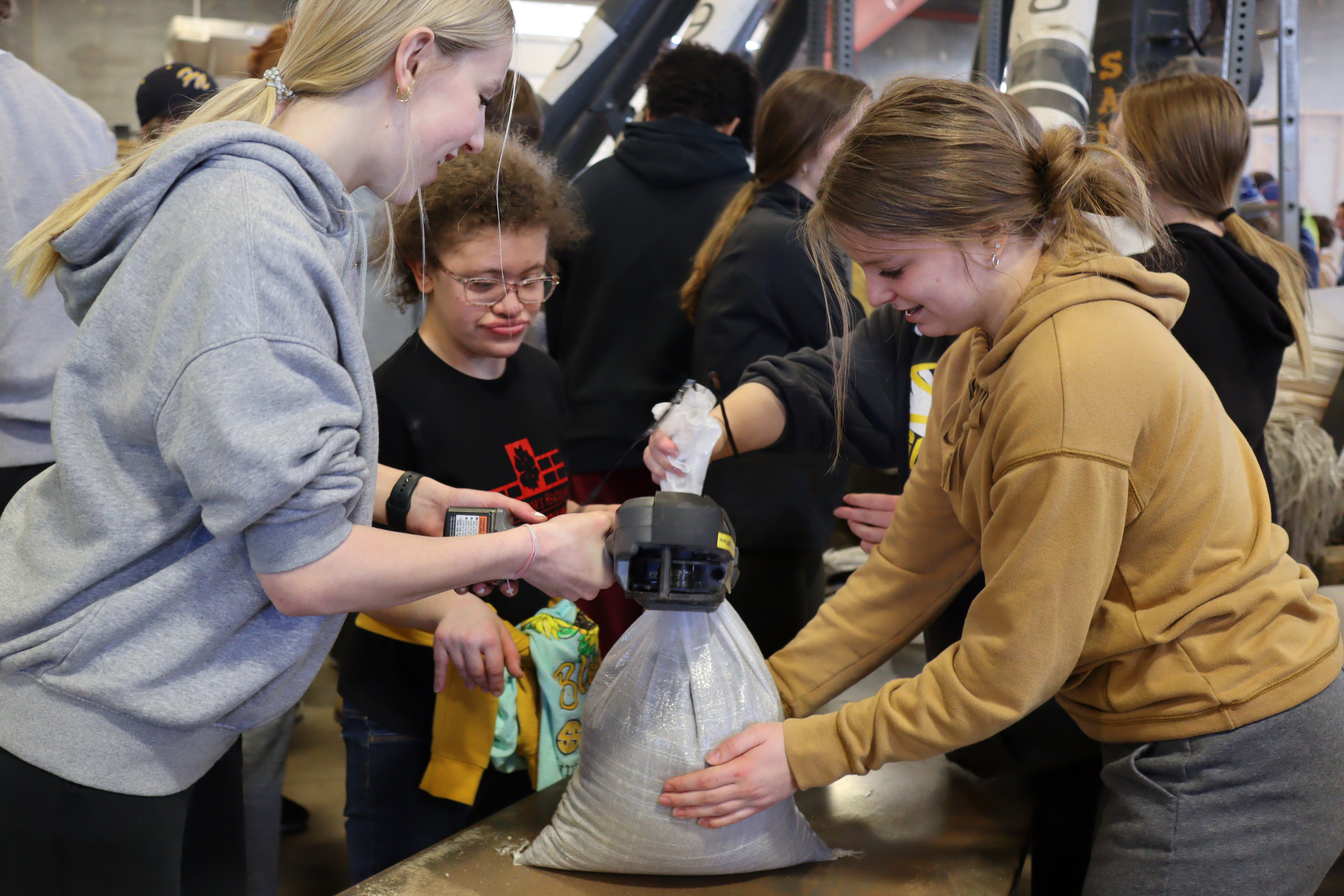 At Sandbag Cass, 2023 flood fight begins with a busload of middle school students - Vimarsana News