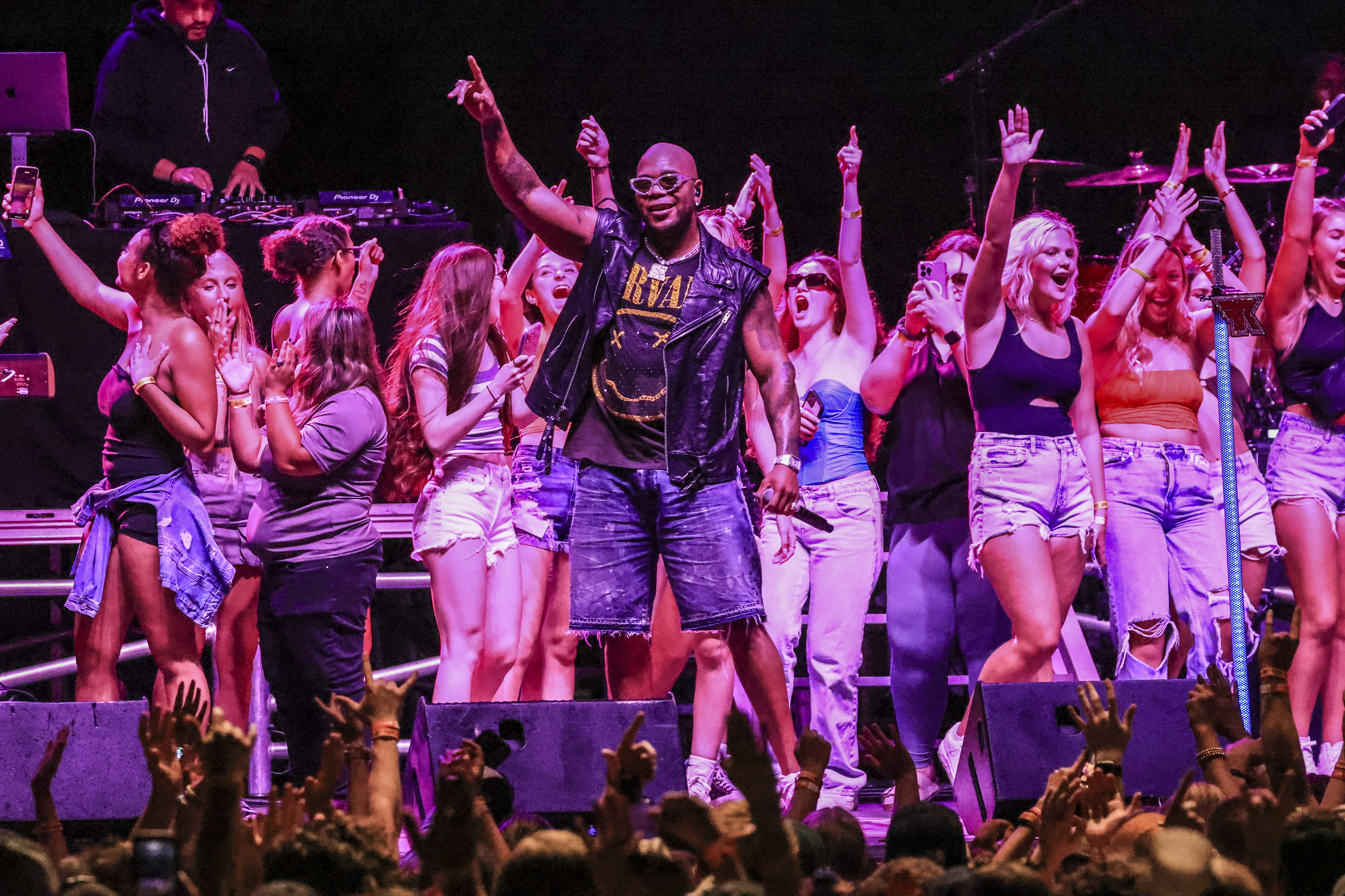 Review: Flo Rida goes late, gets 'Low' at Bayfront Festival Park - Vimarsana News