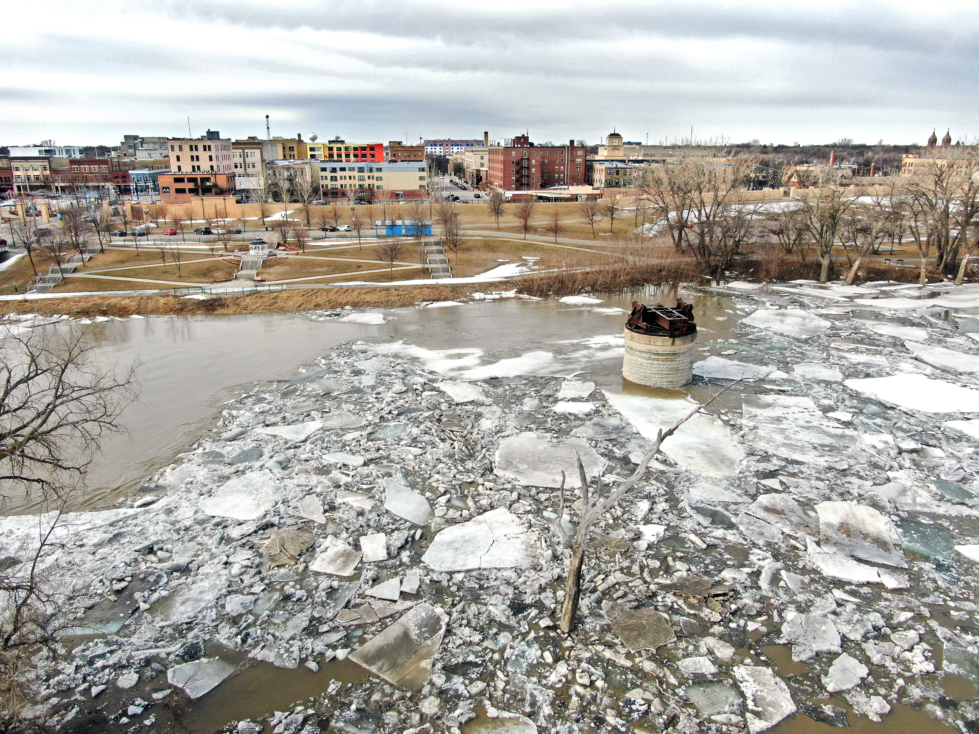 Red River in Grand Forks reaches minor flood stage as tributaries continue to crest - Vimarsana News