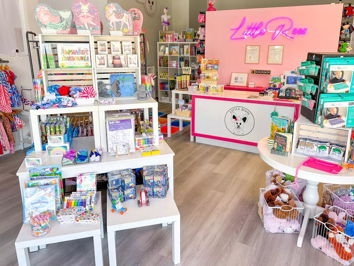 Drag queen story time at Chaska, Minn., children's store met with outpouring of community support - Vimarsana News