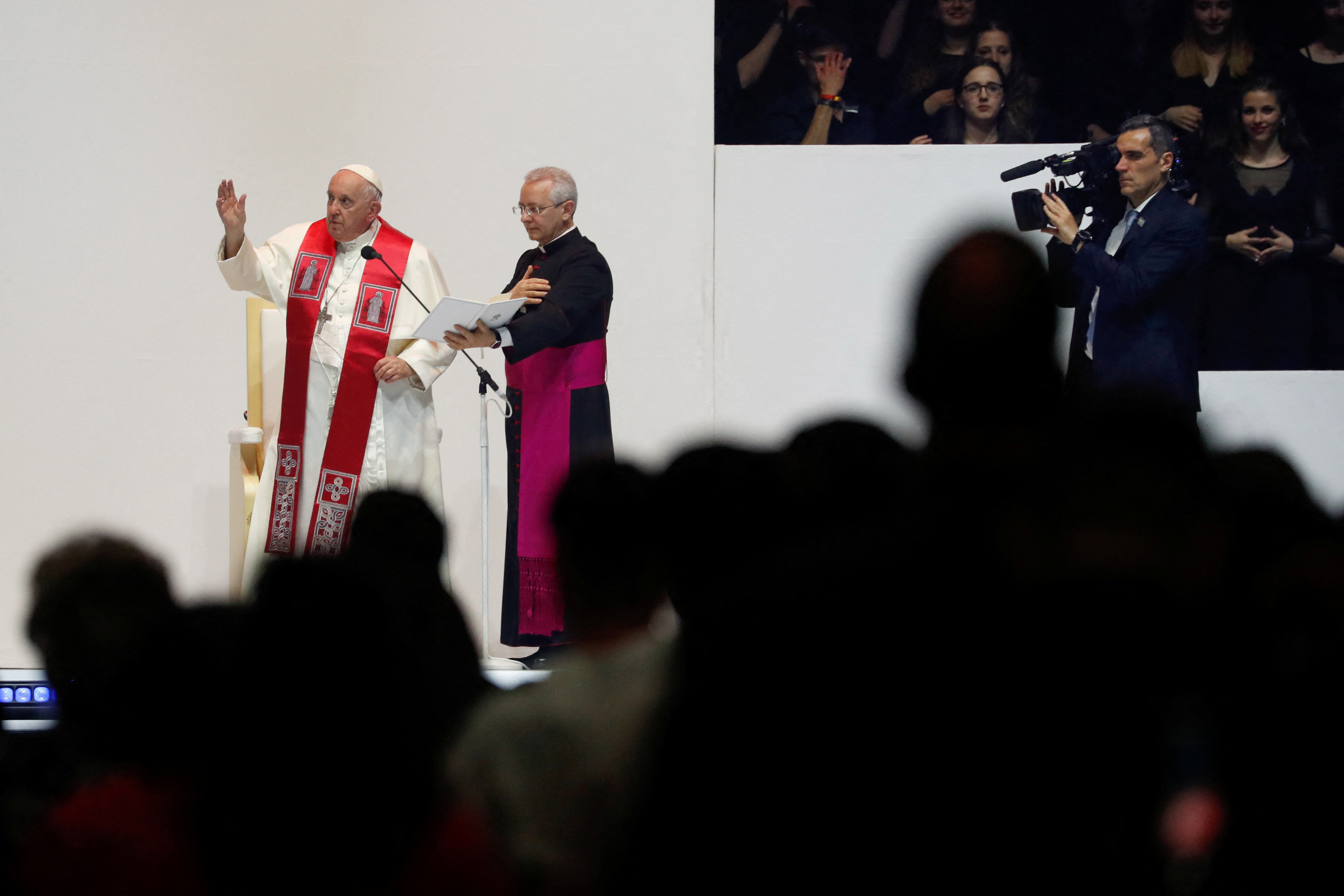 Pope meets Ukrainian refugees during visit to Hungary - Vimarsana News