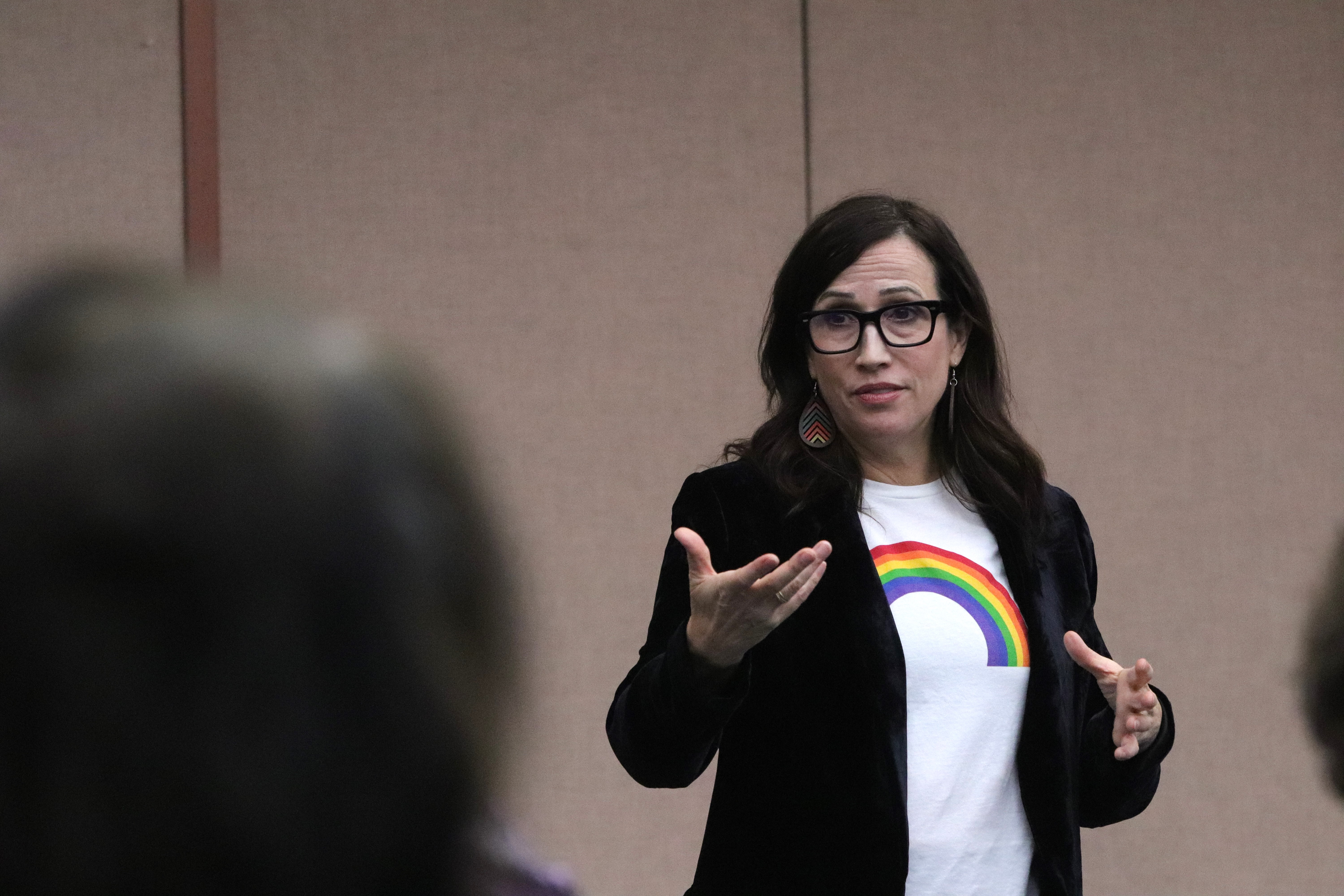 From growing up poor to award-winning author, Minnesota's Jess Lourey shares stories in Rochester visit - Vimarsana News