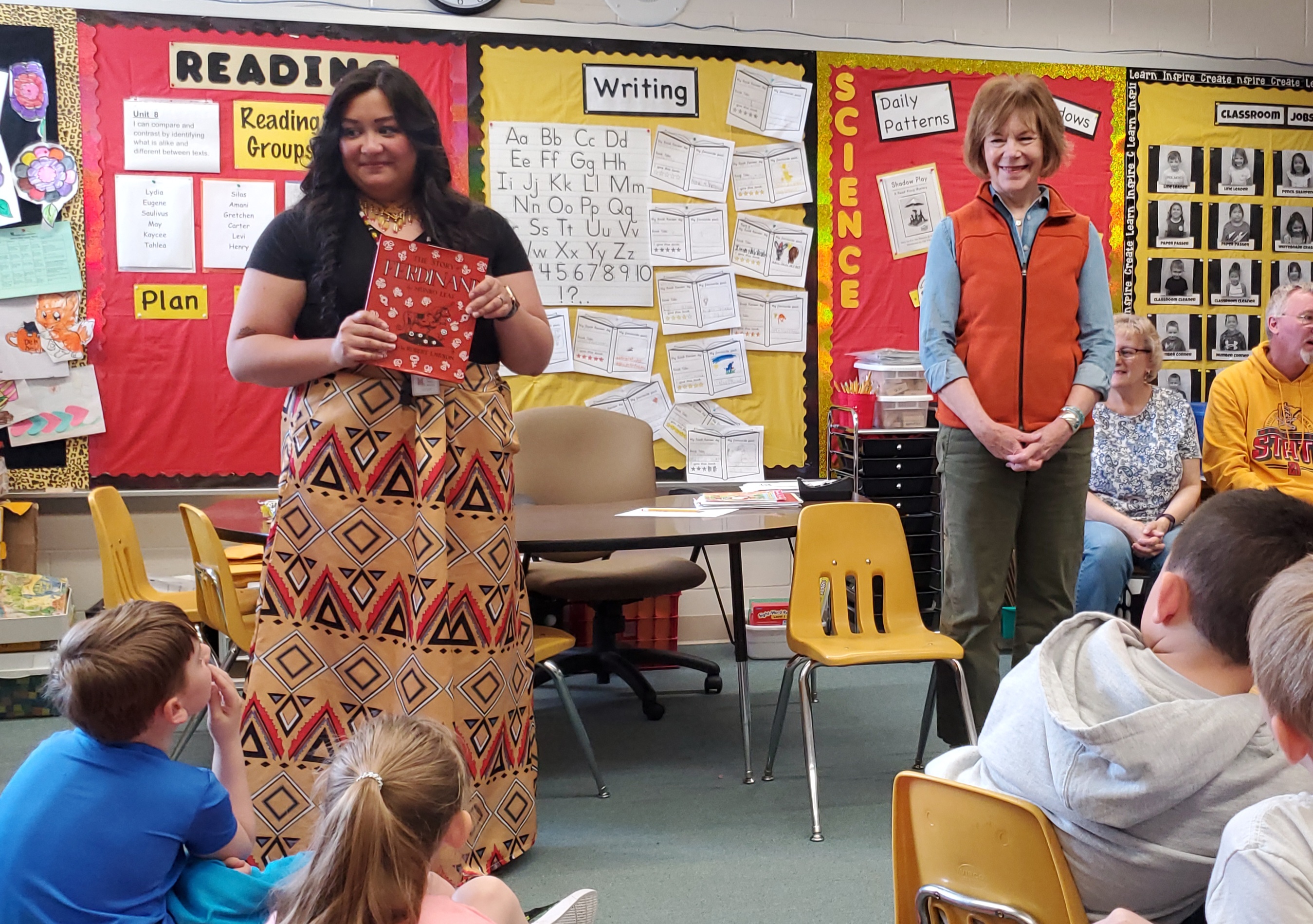 Sen. Tina Smith tours Onamia schools, reads to first graders - Vimarsana News