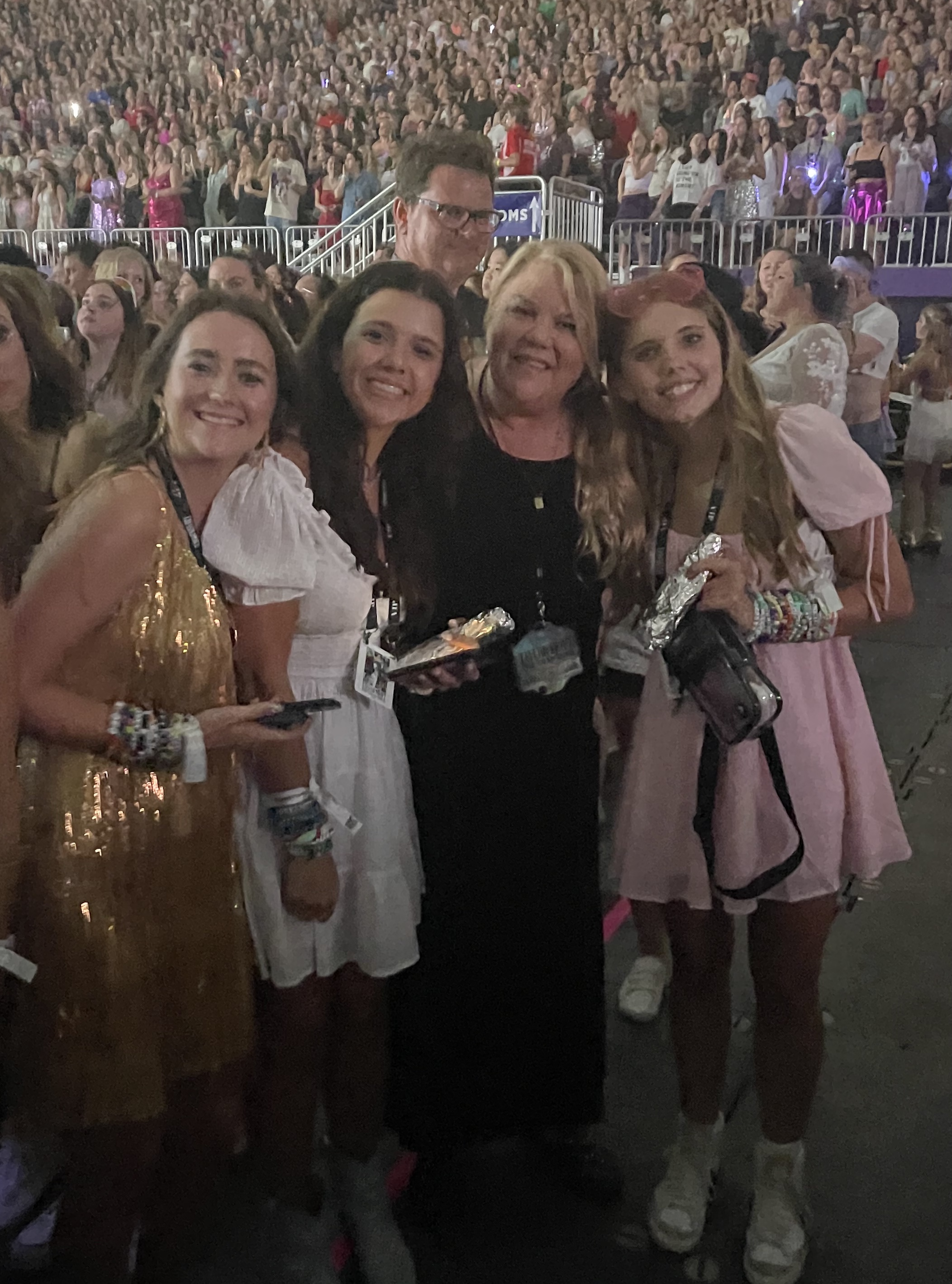 Bismarck fans have a memorable run-in with Taylor Swift's mom during Minneapolis concert - Vimarsana News
