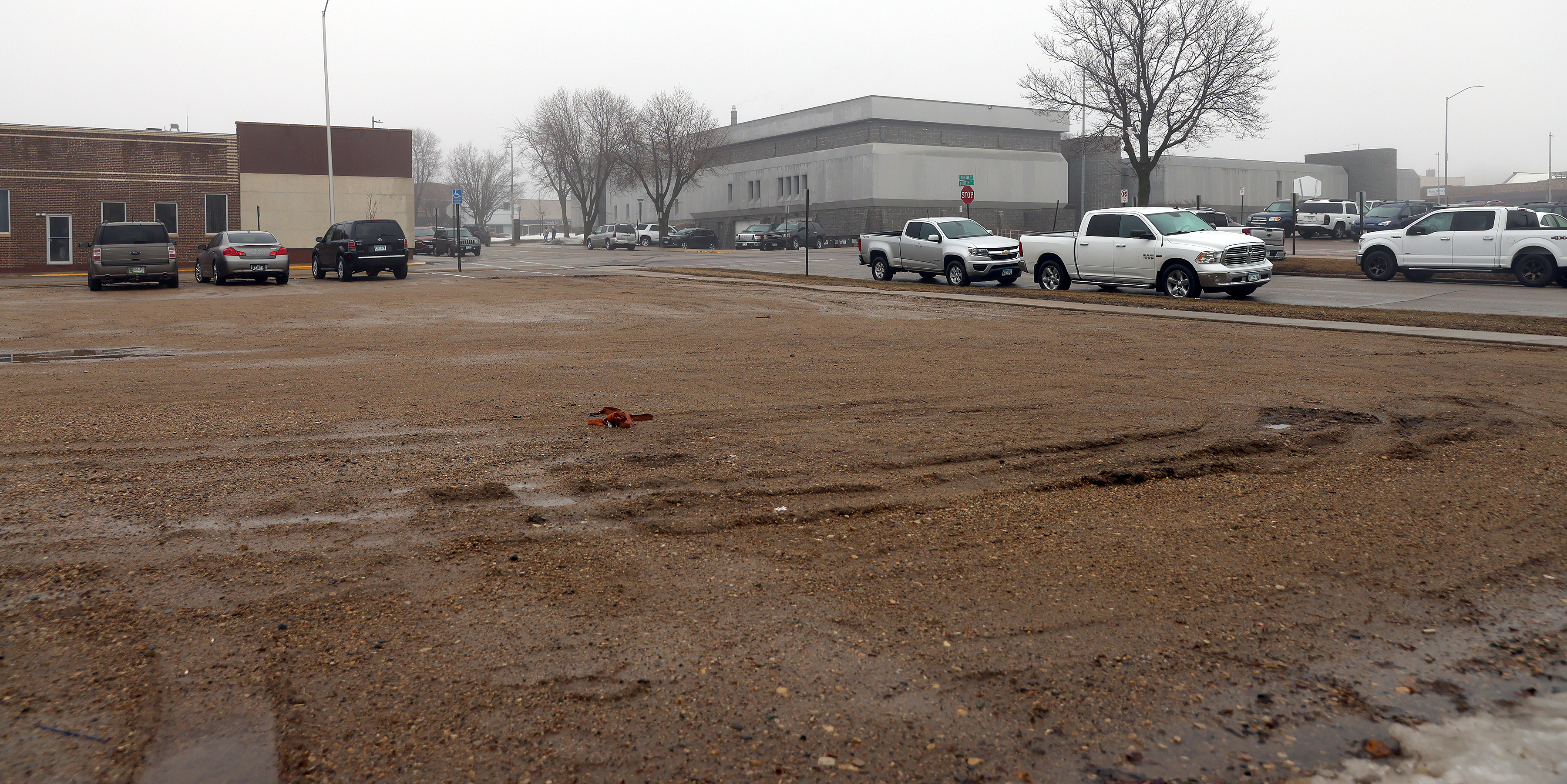 County discusses options for 'embarrassing' gravel parking lot in downtown Worthington - Vimarsana News