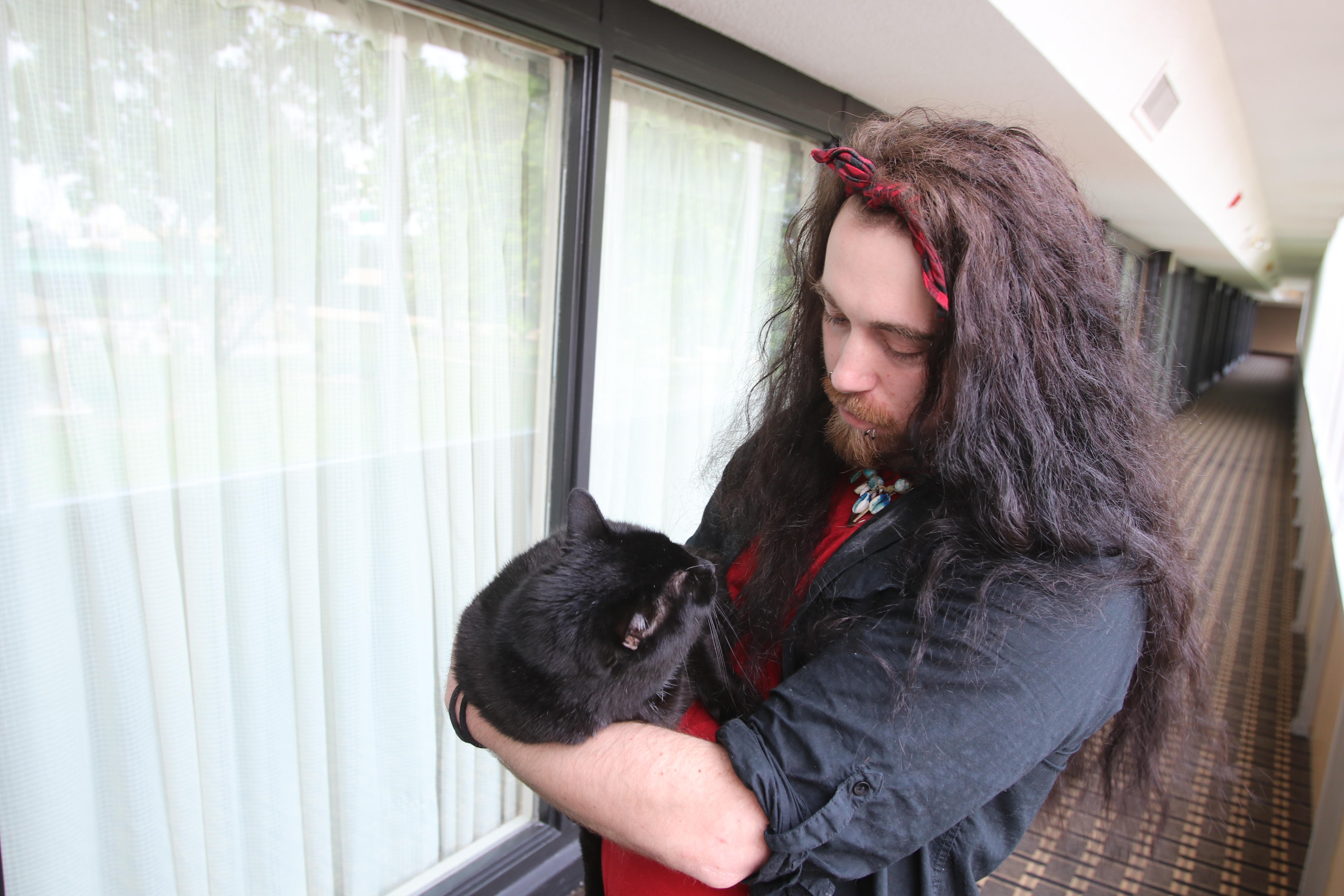 How a black cat helps a homeless veteran in Fargo stay positive - Vimarsana News