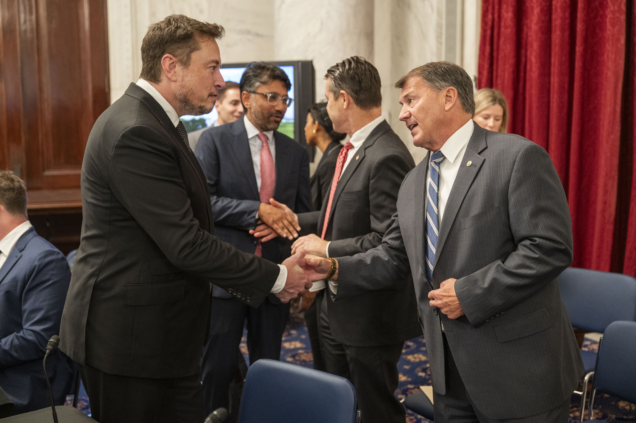 Sen. Rounds moderates closed-door AI discussions with Mark Zuckerberg, Elon Musk and other tech leaders - Vimarsana News