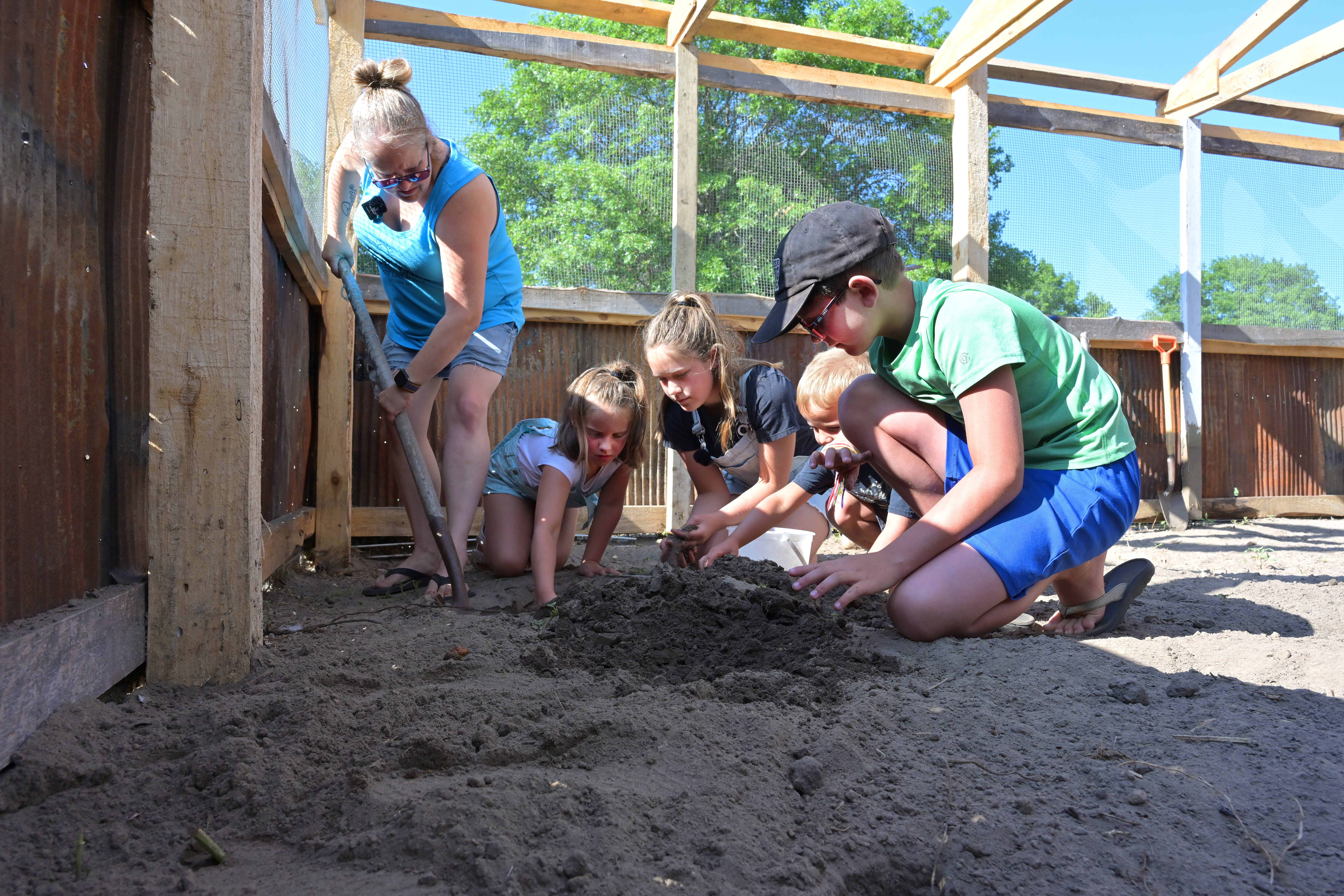 These kids have worms - and are ready to sell to anglers - Vimarsana News