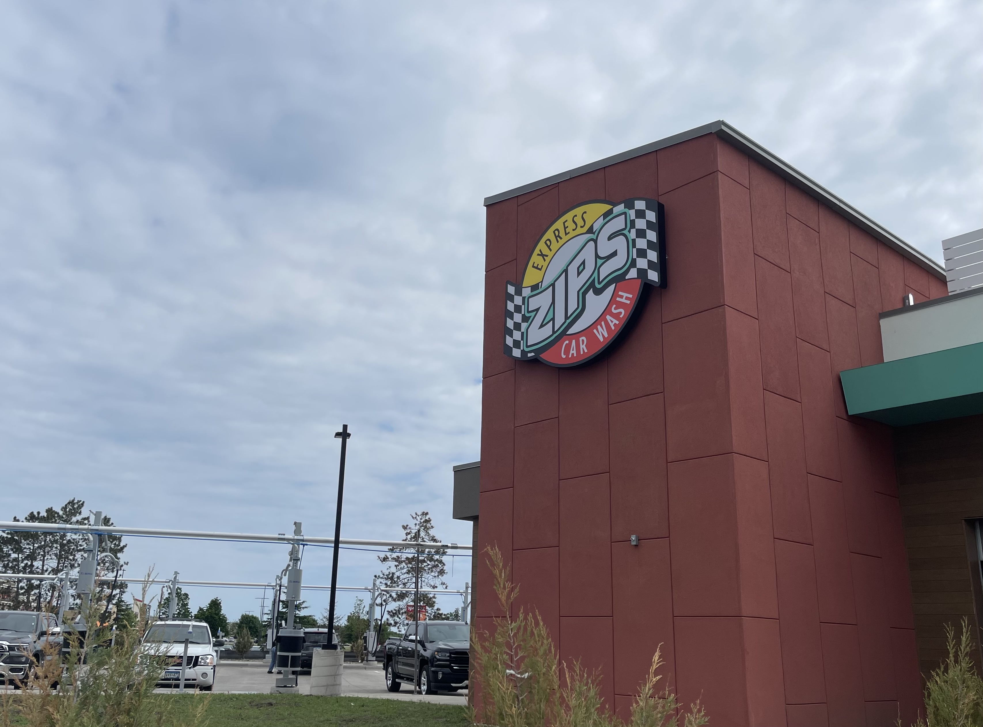 ZIPS Car Wash hosts grand opening for second Baxter location - Vimarsana News