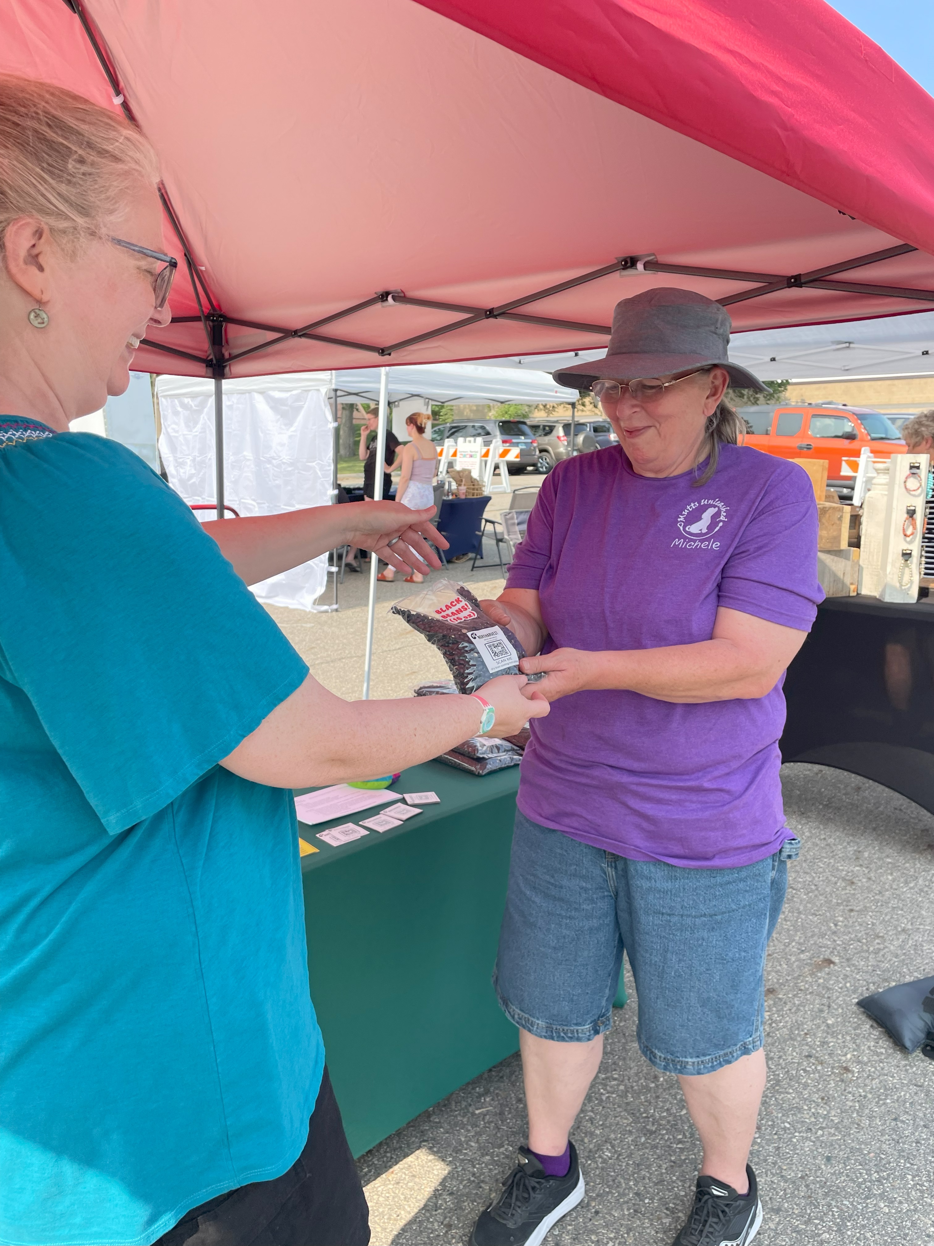 Northarvest Bean Growers Association provides free beans at Moorhead Farmers Market - Vimarsana News