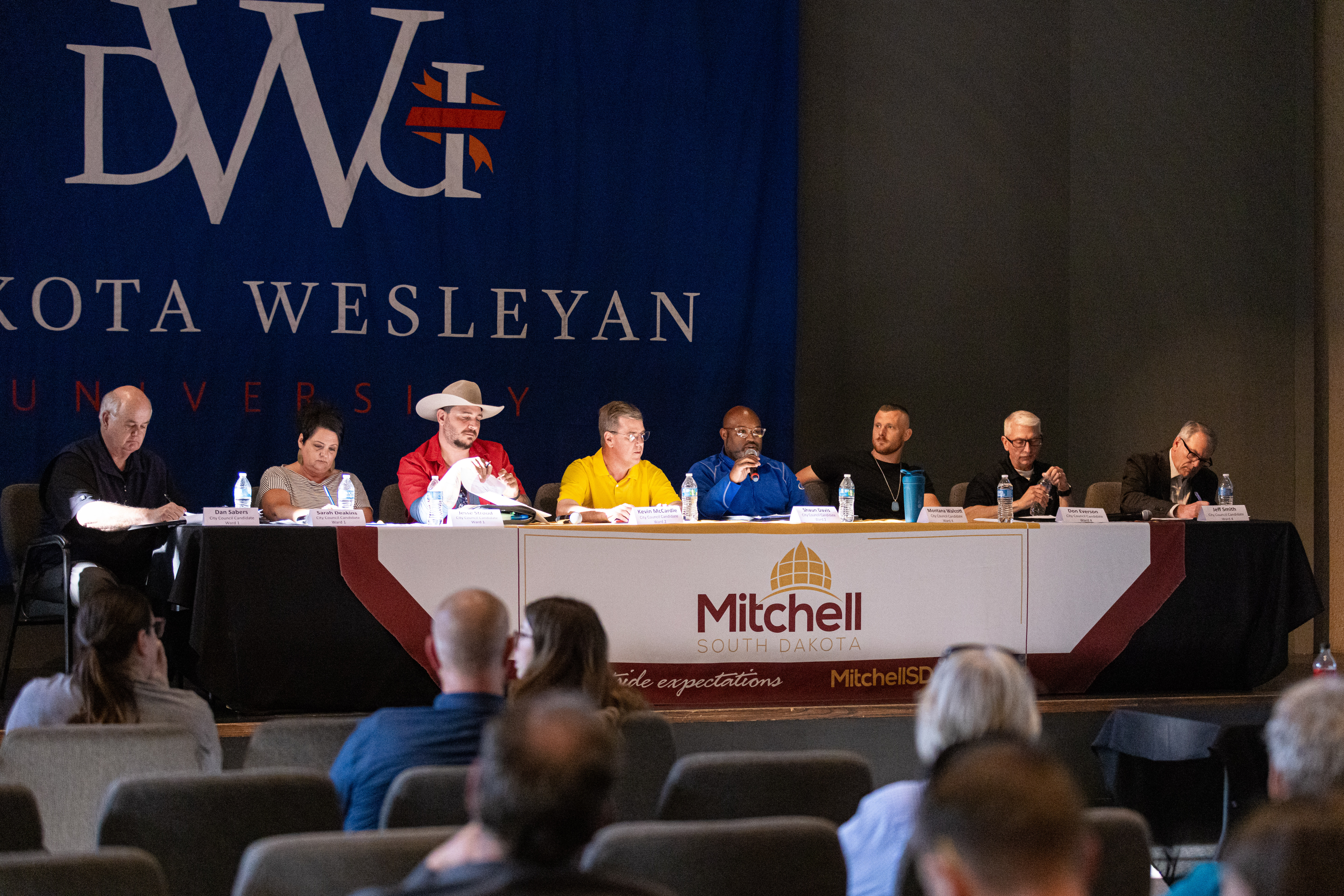 Forum sparks fiery debate among vast field of Mitchell City Council candidates - Vimarsana News