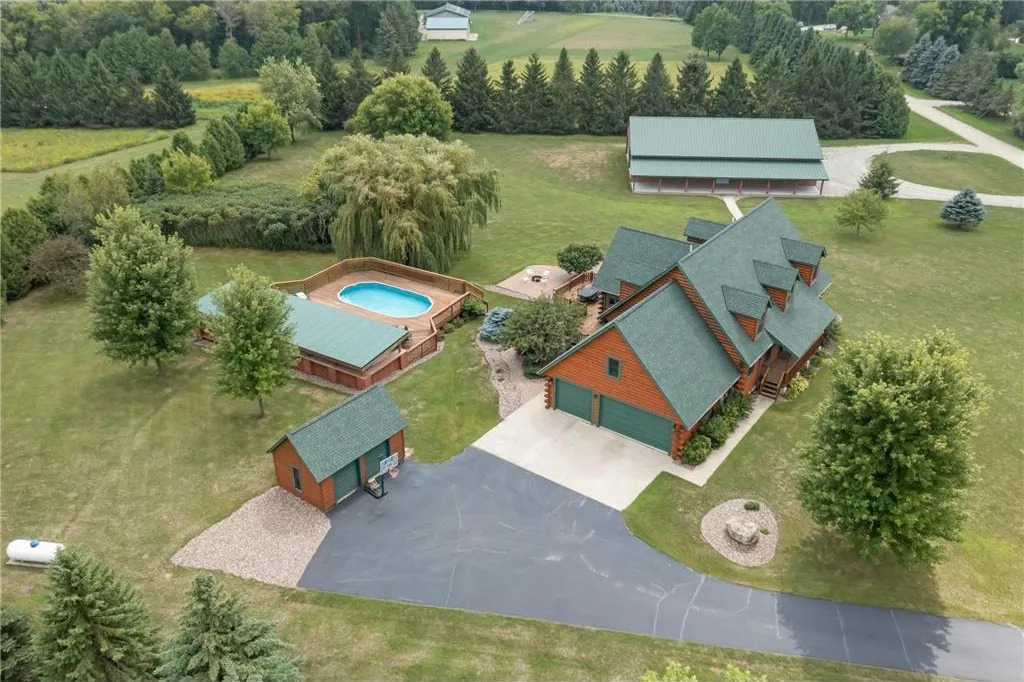 A 'little piece of heaven' log home rests in Mantorville - Vimarsana News