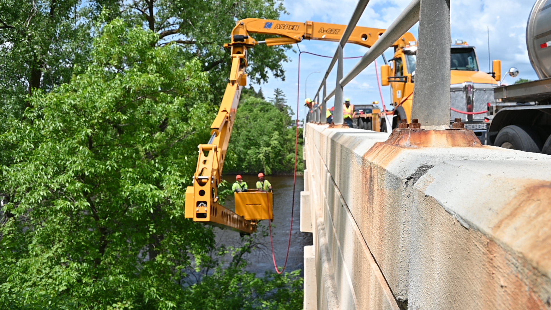 MnDOT crews flush Mississippi River bridge - Vimarsana News