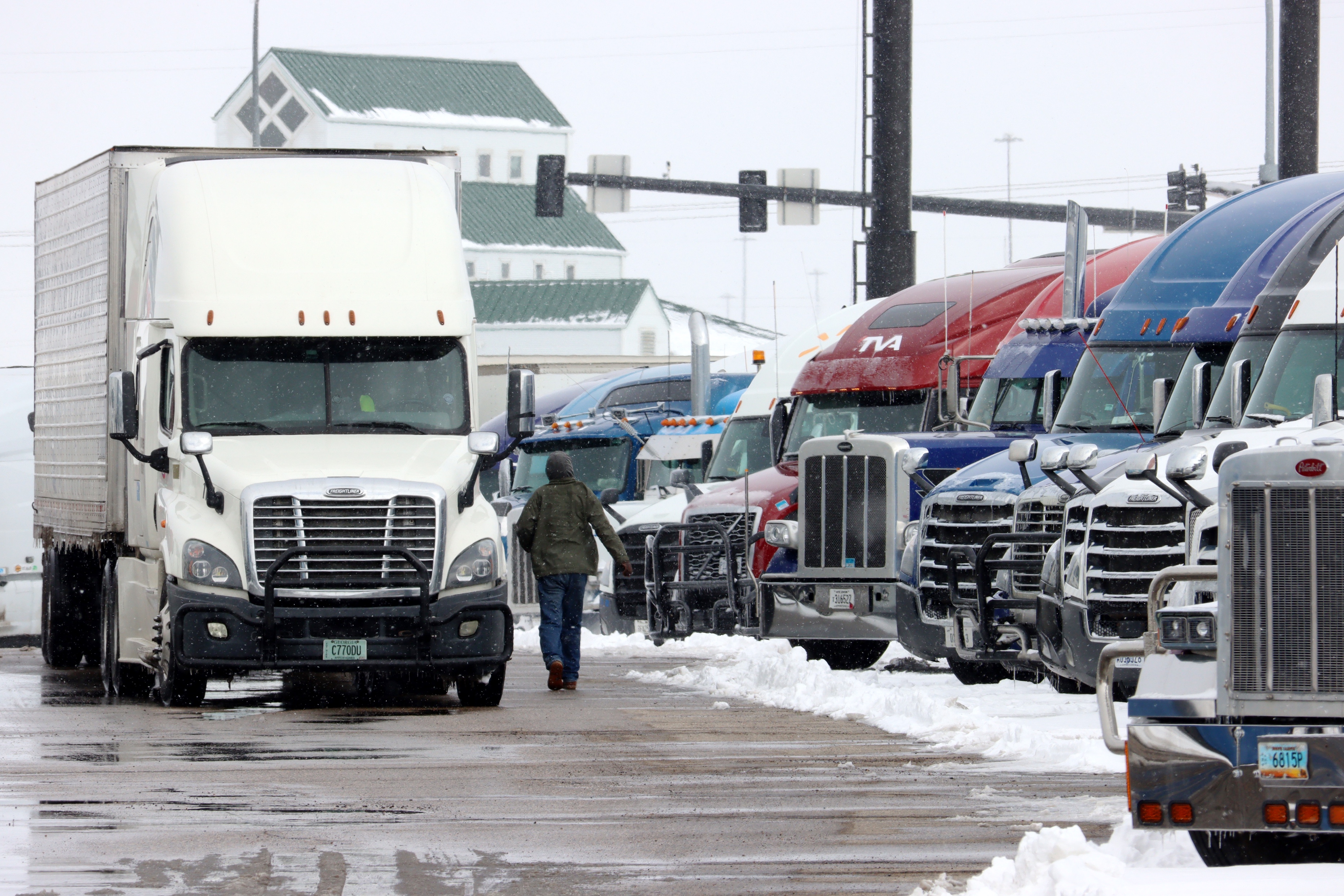 Why winter storms shut down interstates in North Dakota more often than in Minnesota - Vimarsana News