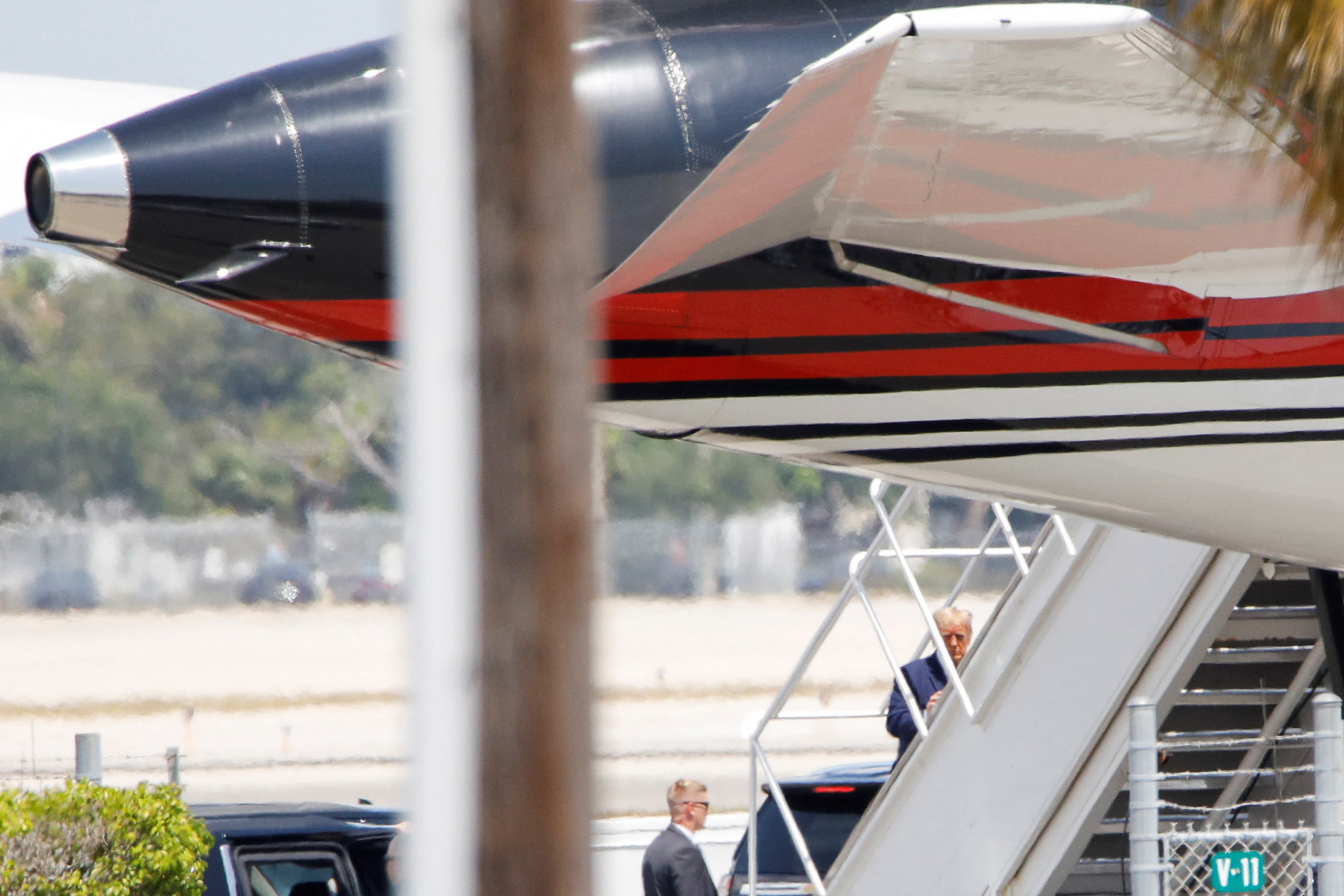 Trump arrives in New York for surrender, opposes TV court coverage - Vimarsana News
