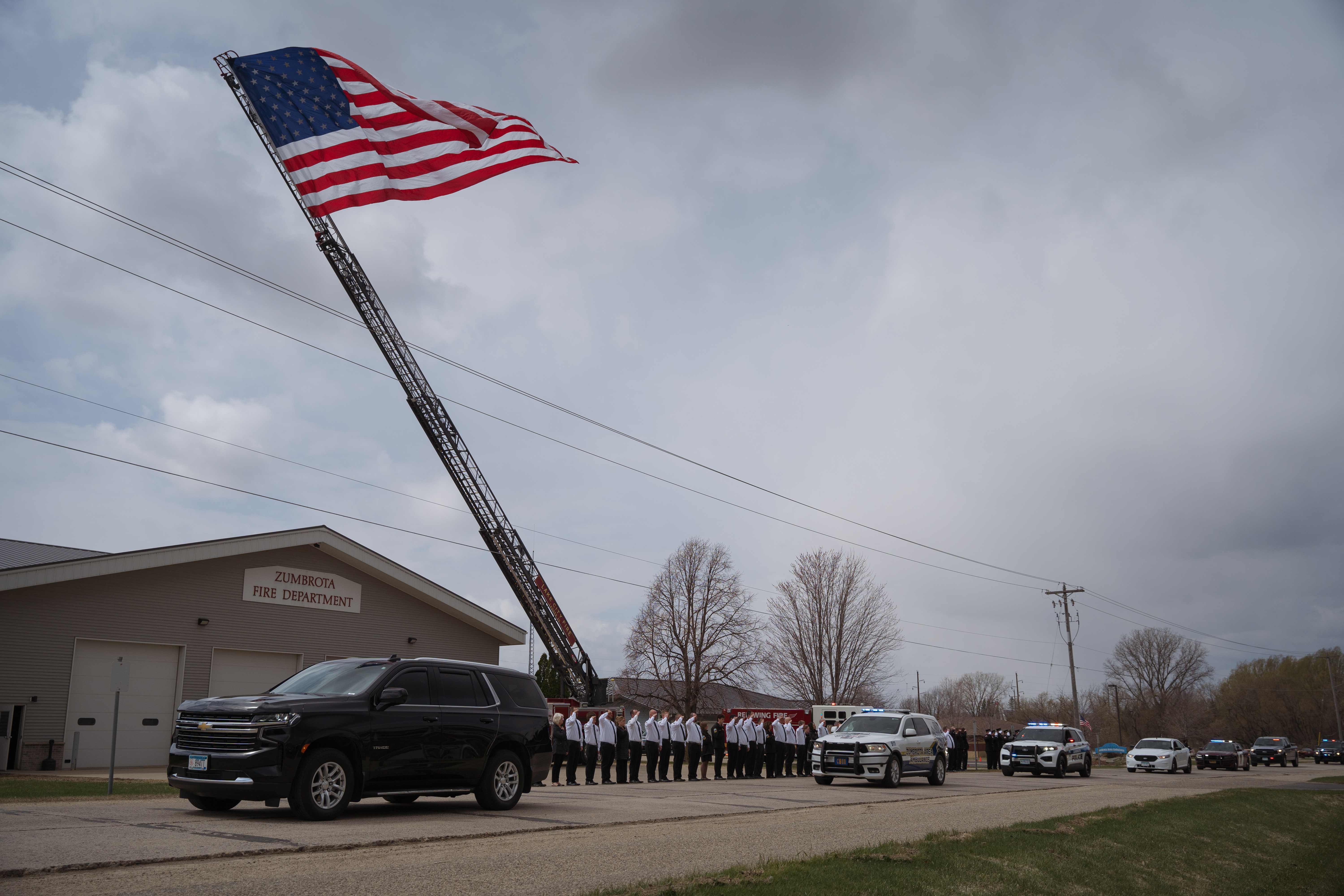 Dozens of first responder agencies pay tribute to retired Zumbrota police officer - Vimarsana News