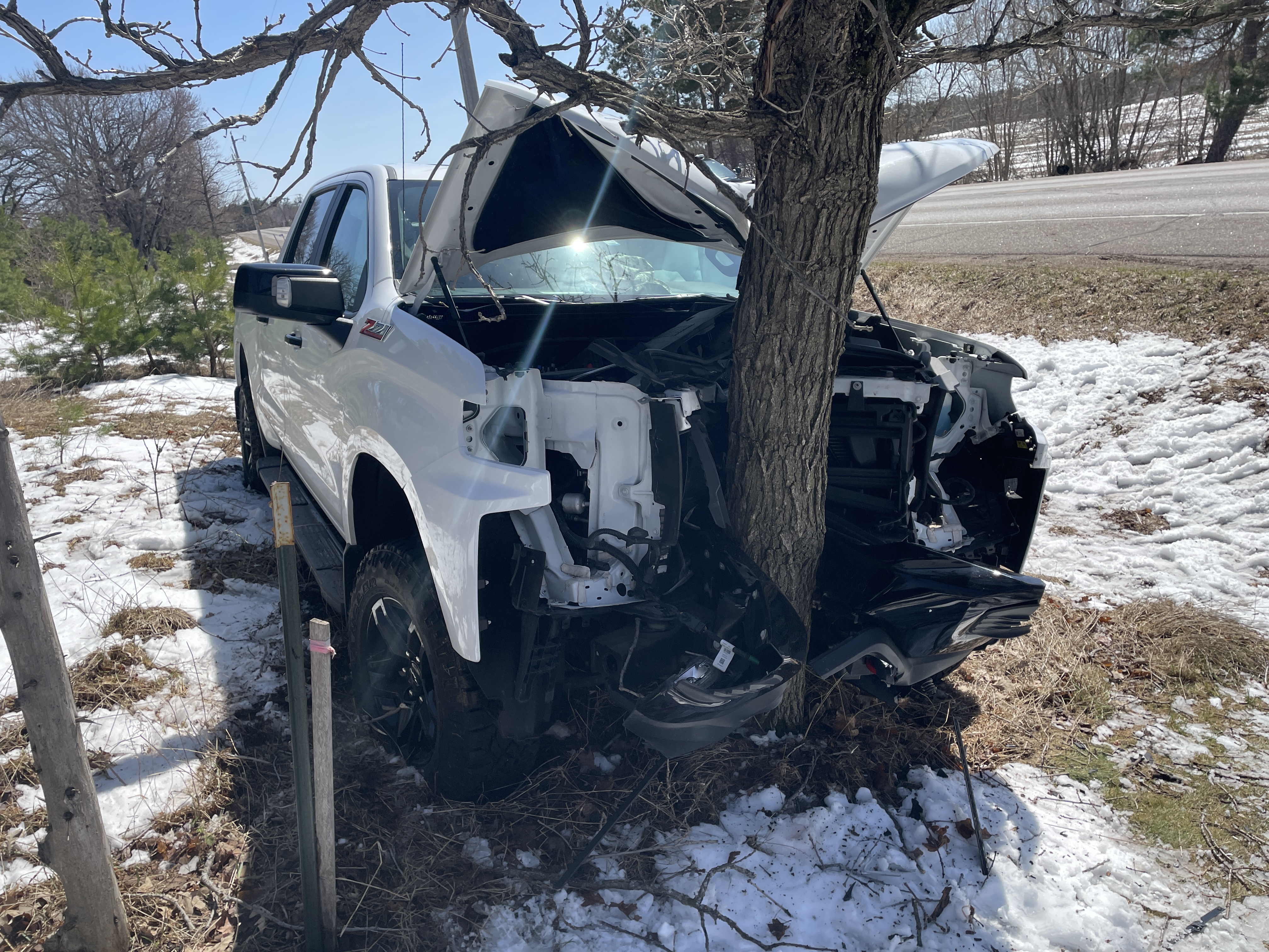 Litchfield, Minnesota, man injured after crashing into tree in Stearns County - Vimarsana News