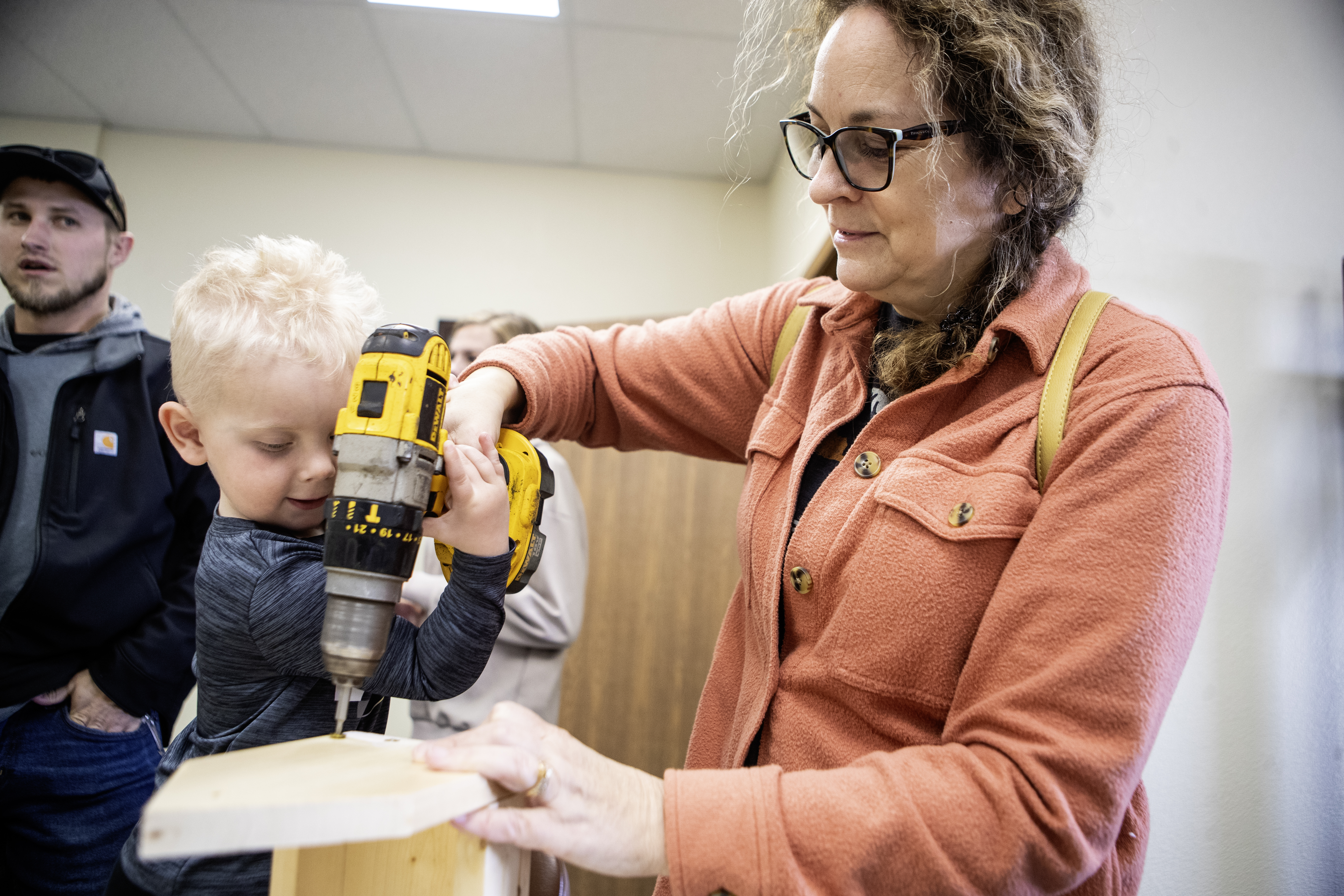 Photos: Youngsters construct free wood duck houses and bird feeders - Vimarsana News