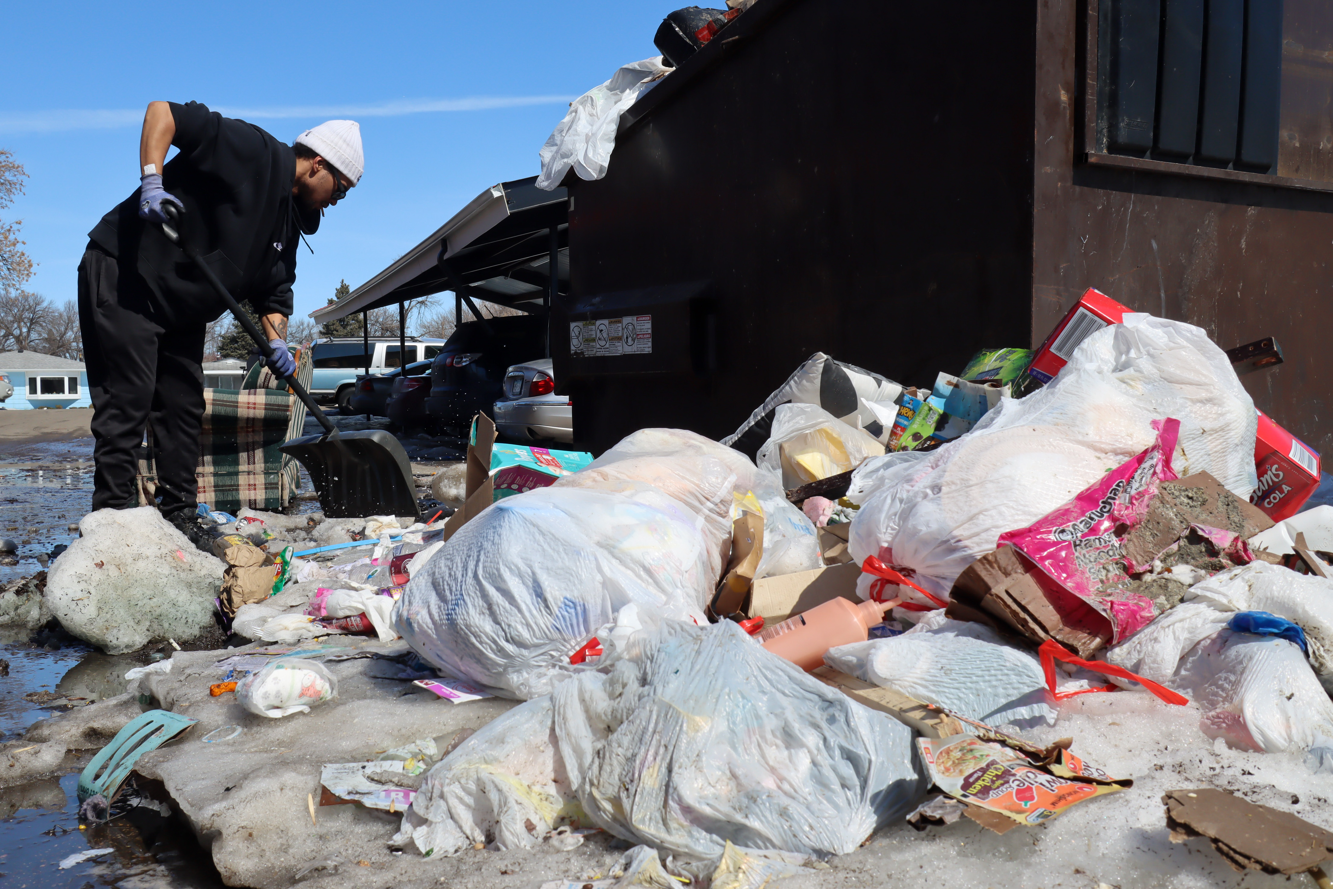 Heaps of trash frustrate residents at south Fargo apartment complex - Vimarsana News