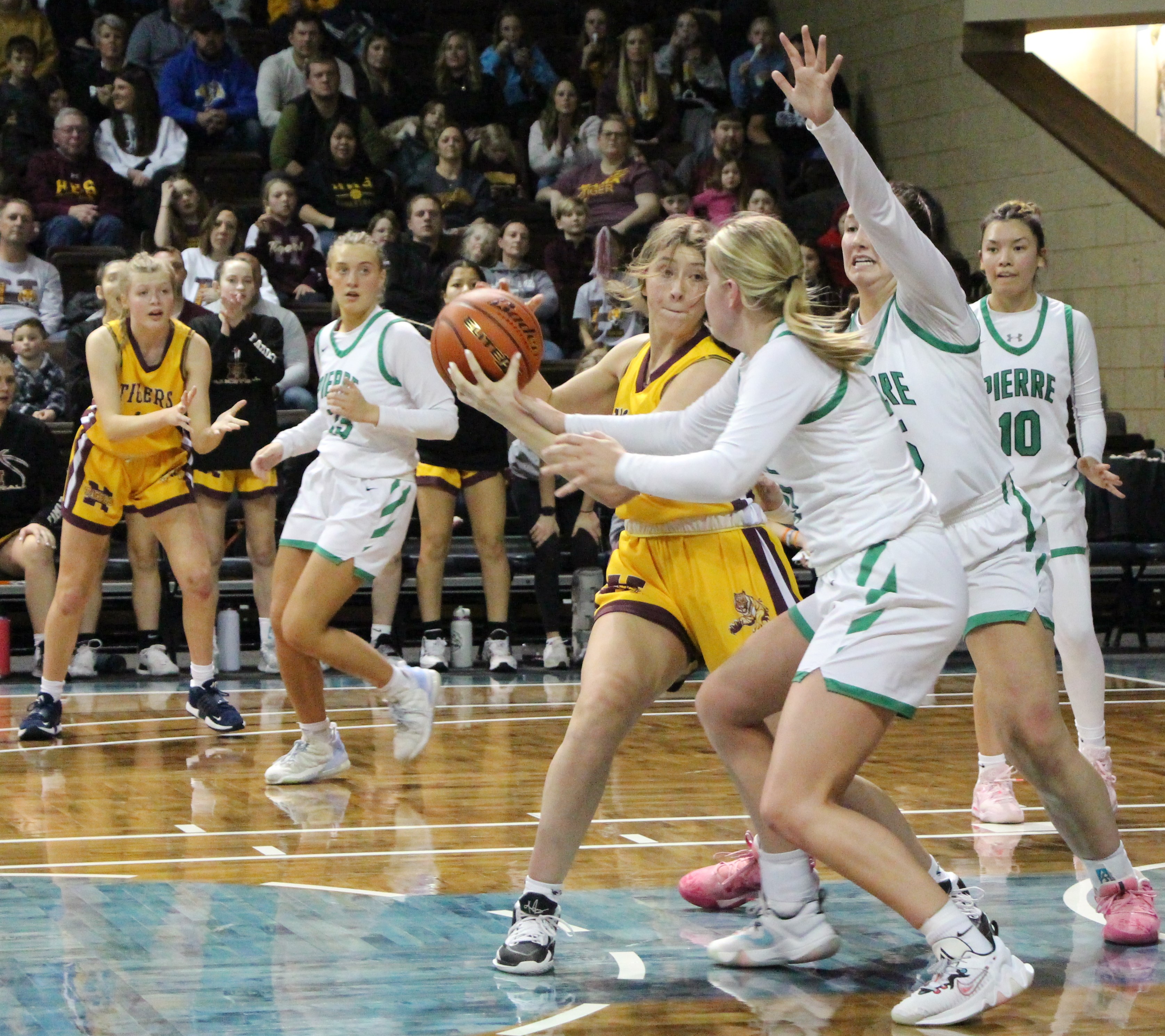 Pierre cruises past Harrisburg in 'AA' girls state tournament semifinals - Vimarsana News