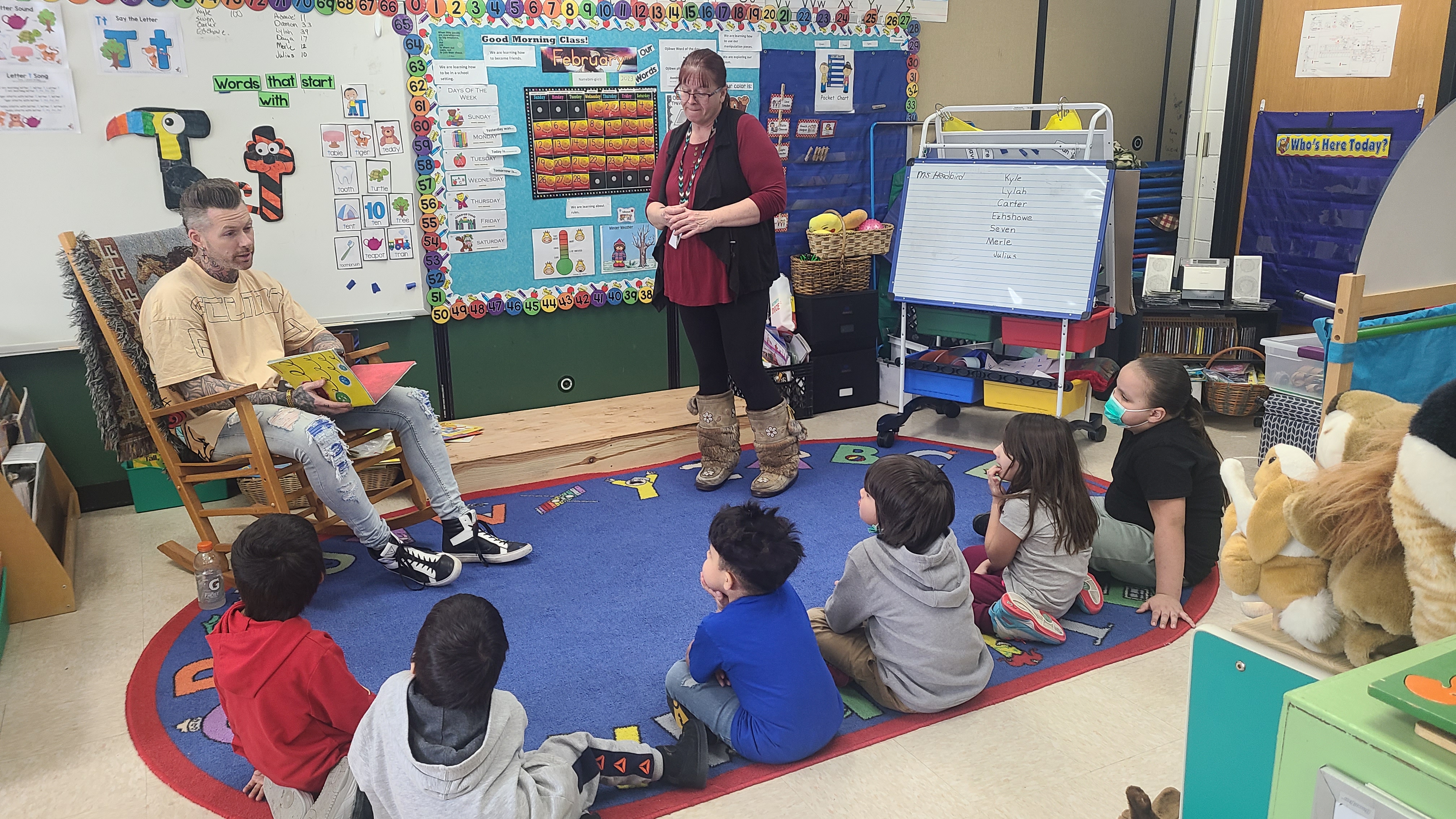Speaker, performer Jesse Smith visits Bug-O-Nay-Ge-Shig School - Vimarsana News